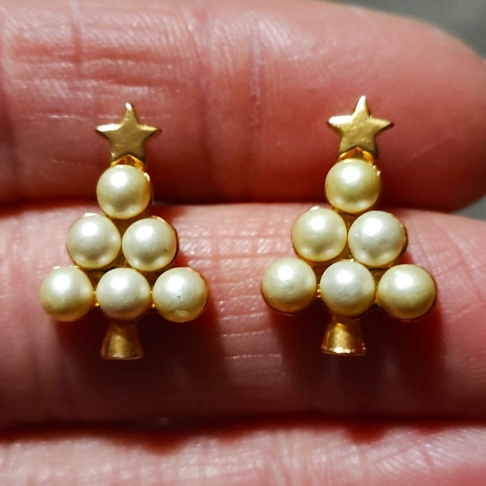 AVON VINTAGE 1999 FAUX IVORY PEARLESQUE CHRISTMAS TREE .7" EARRINGS